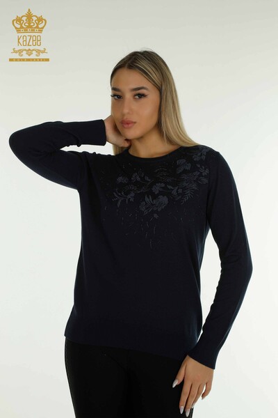 Pulover de tricotaj pentru femei - cu broderie florală - bleumarin - 16849 | KAZEE 