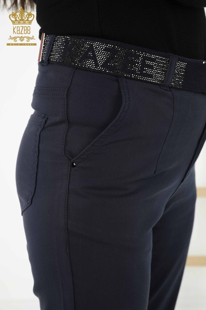 Pantaloni en-gros de damă cu curea și buzunare bleumarin - 3685 | KAZEE - 3