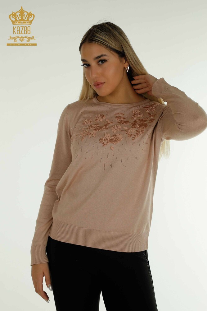 Großhandel Damen-Strickpullover - Blumen Stickerei - Puder - 16849 | KAZEE - 1