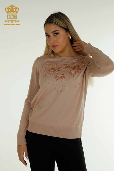 Großhandel Damen-Strickpullover - Blumen Stickerei - Puder - 16849 | KAZEE 