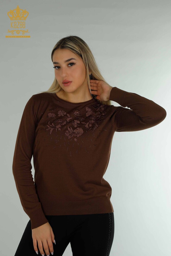 Vente en gros de tricots pour femmes pull fleur brodée marron - 16849 | KAZEE - 1