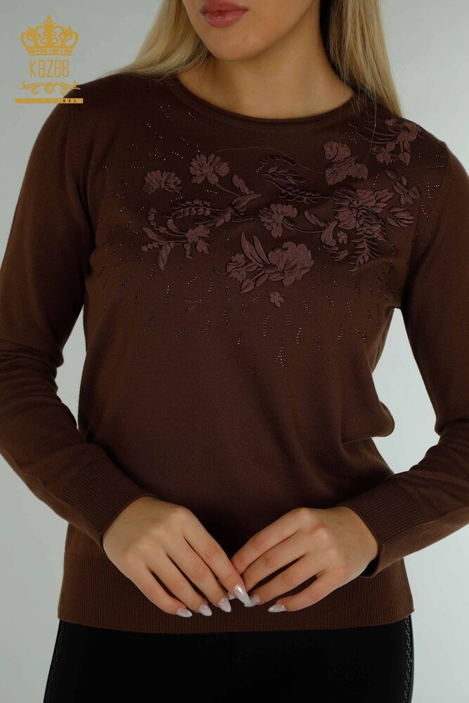 Vente en gros de tricots pour femmes pull fleur brodée marron - 16849 | KAZEE - 2